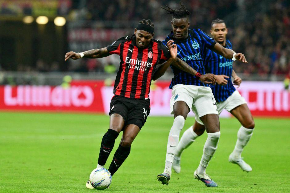 Rafael Leao, el 10 del AC Milan, conduce el bal&oacute;n y lo protege de la presi&oacute;n del defensor Yann Bisseck. (Foto: AFP)