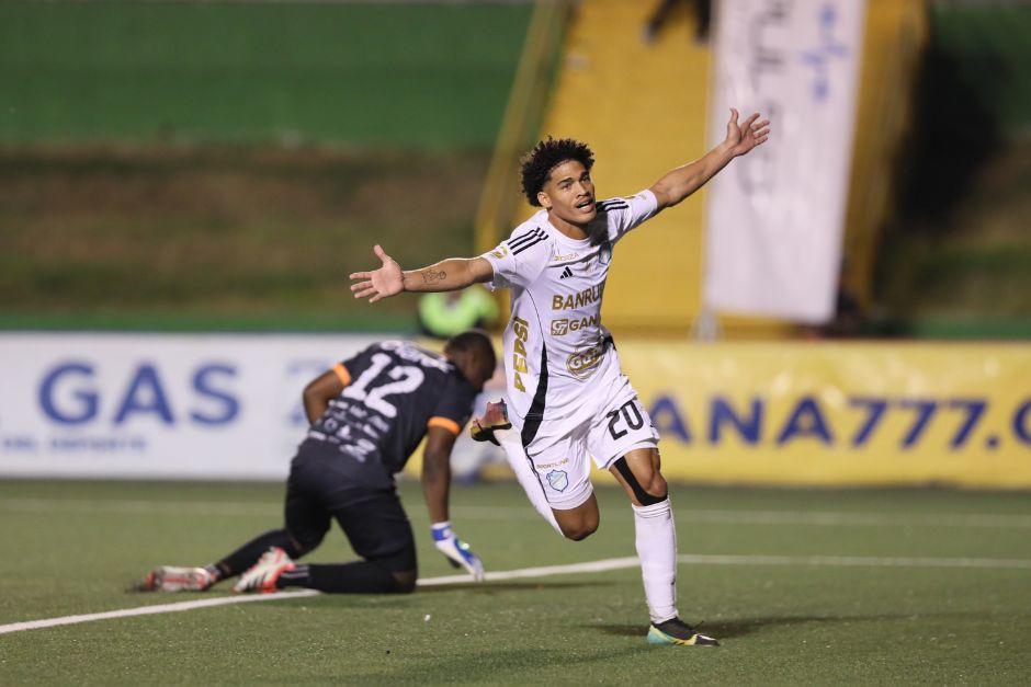 Dairon Reyes comanda la goleada de los Cremas contra Achuapa