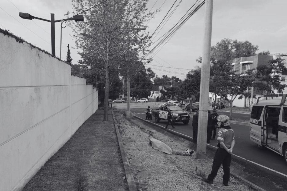 El joven estaba sentado sobre la banqueta cuando fue atacado. (Foto: Bomberos Municipales)