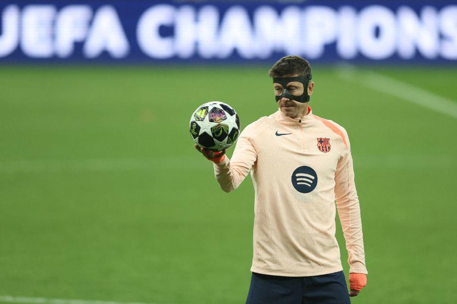Robert Lewandowski est&aacute; listo para buscar los goles y ayudar al Barcelona en territorio ingl&eacute;s. (Foto: AFP)