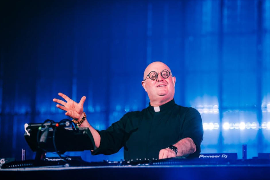 El padre Guilherme, conocido por su faceta como DJ ofrecer&aacute; una misa en Guatemala. (Foto: Instagram)