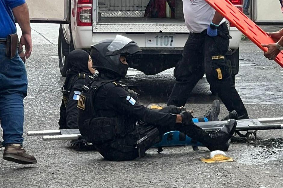 Los polic&iacute;as fueron trasladados con graves lesiones a un centro asistencial. (Foto: Bomberos Voluntarios)