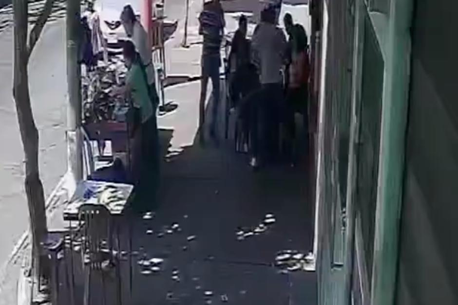 El video muestra como los hombres se coordinaron para cometer el hecho. (Foto: Captura de video)