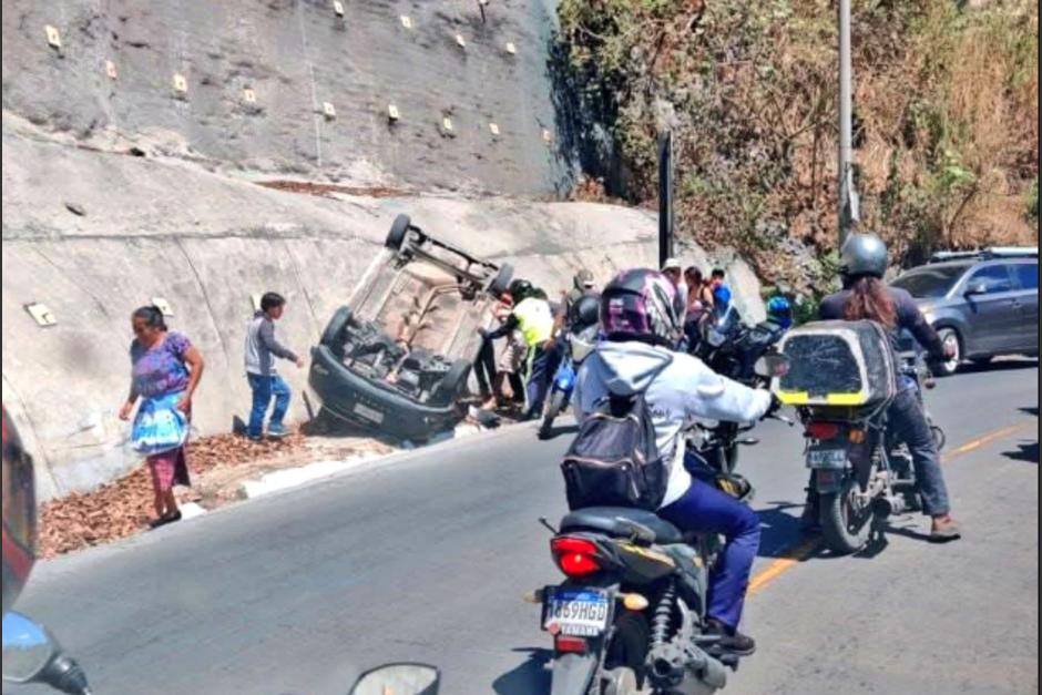 El auto qued&oacute; volcado a orillas de la carretera. (Foto: redes sociales)