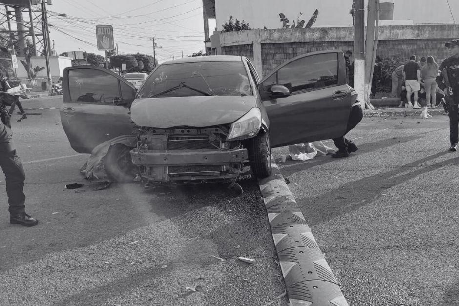 El conductor fue asesinado por desconocidos, y uno de sus atacantes tambi&eacute;n muri&oacute;. (Foto: Bomberos Municipales)