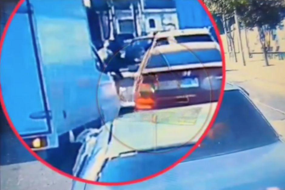 Desde otro veh&iacute;culo qued&oacute; grabado el violento asalto en la zona 3. (Foto: Captura de video/Noticias del Atl&aacute;ntico)