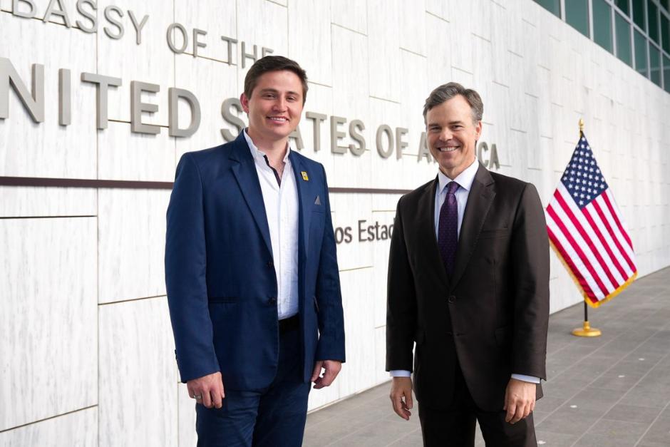 Sebastian Siero, presidente de la ANAM y John Barrett, encargado de negocios de la Embajada de Estados Unidos en Guatemala. (Foto: Embajada EE.UU.)&nbsp;