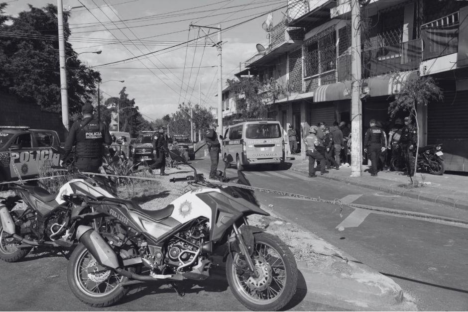 La v&iacute;ctima fue atacada a balazos por desconocidos que huyeron del lugar. (Foto: Bomberos Municipales)