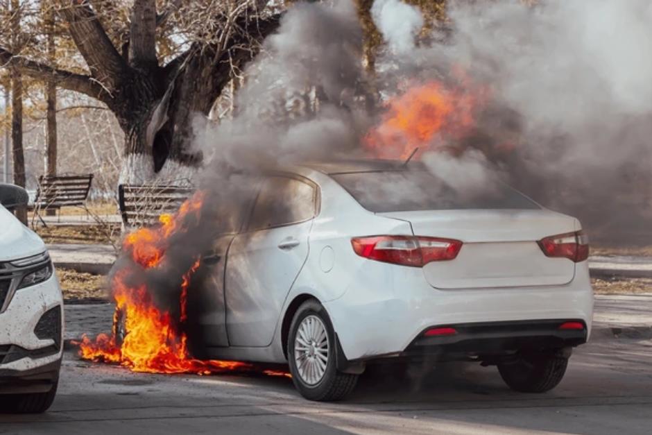 El autom&oacute;vil se incendi&oacute; a unos metros de la Plaza Espa&ntilde;a. (Foto ilustrativa: Shutterstock)