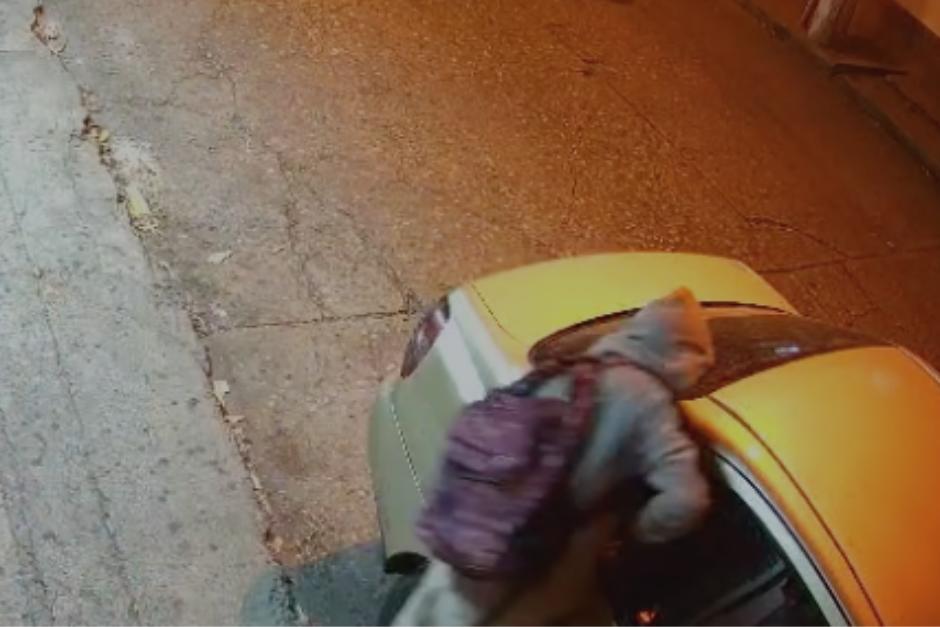 El ladr&oacute;n realiz&oacute; su fechor&iacute;a en cuesti&oacute;n de segundos. (Foto: Captura de Video/Cortes&iacute;a)