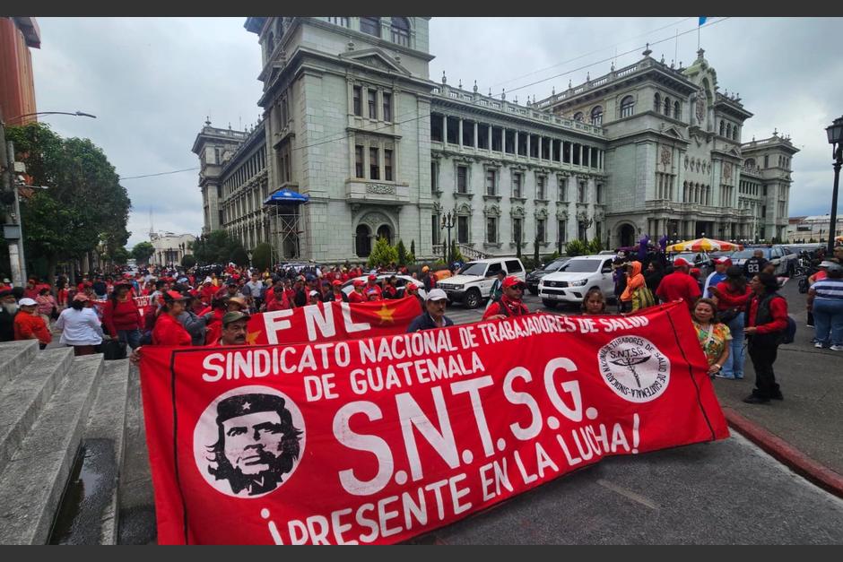 Manifestantes ya est&aacute;n frente al Palacio Nacional. (Foto: Estuardo Paredes/Nuestro Diario)