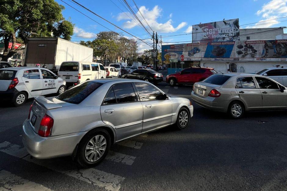Automovilistas se han visto afectados por el congestionamiento a inmediaciones de la USAC. (Foto: Fredy Hern&aacute;ndez/Soy502)