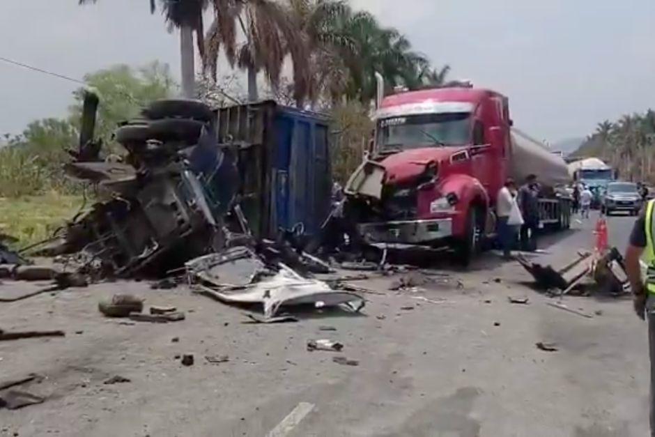 Un cami&oacute;n descontrolado impact&oacute; con varios veh&iacute;culos este s&aacute;bado. (Foto: Captura de video de Provial)
