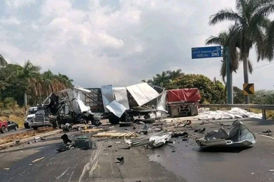 La colisi&oacute;n causo el cierre vial total que conduce hacia el norte. (Foto: redes sociales)