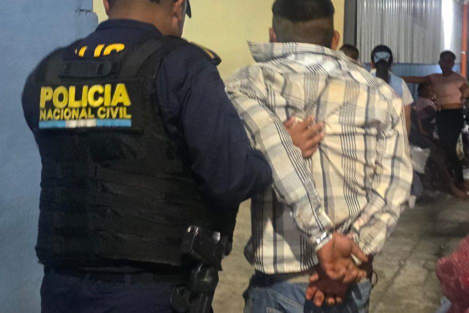 El hombre capturado por las autoridades. (Foto: PNC)