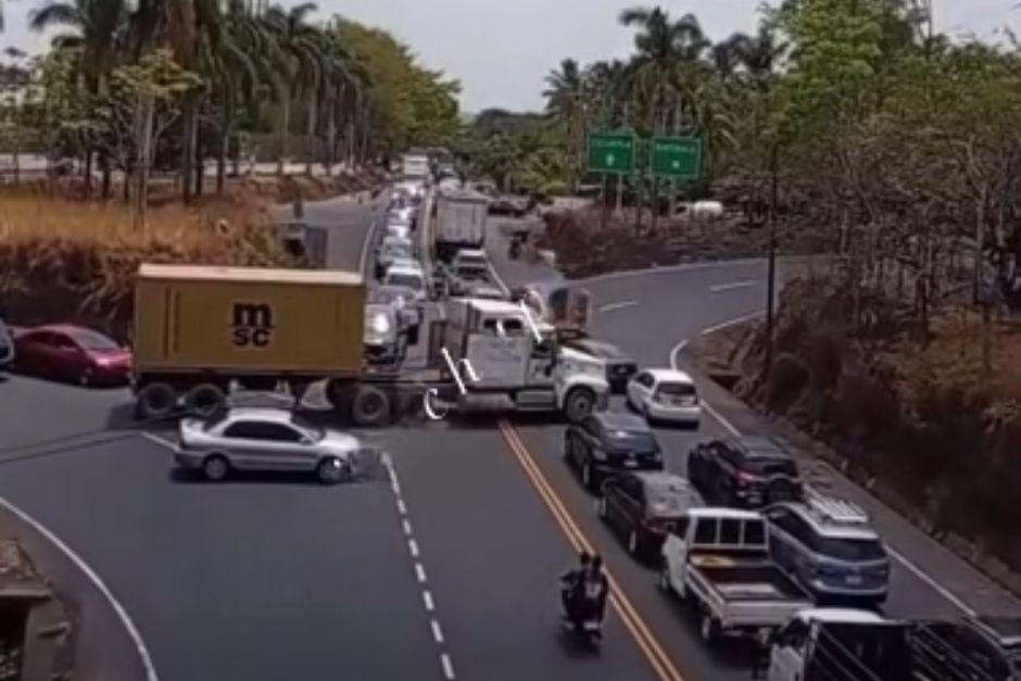 Alta carga vehicular se ha registrado este s&aacute;bado en la autopista. (Foto: Captura de video de Somita Chapin)