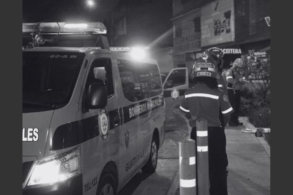 Tras el accidente, el cuerpo del conductor qued&oacute; en el arriate de la v&iacute;a.&nbsp;&nbsp;(Foto: Bomberos Municipales)