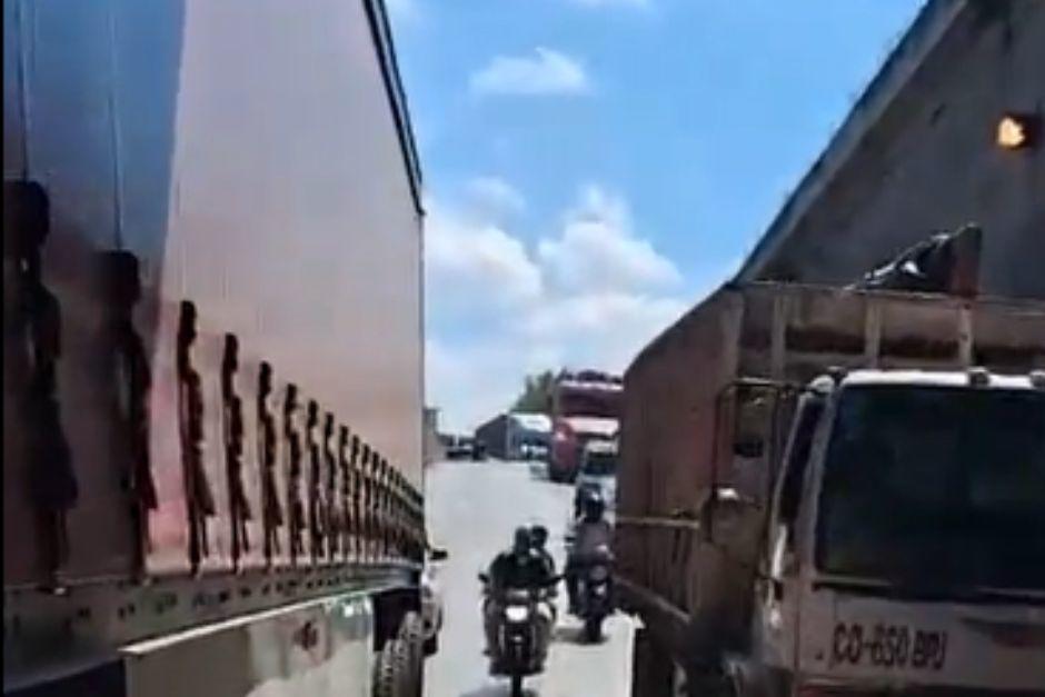 El transporte pesado esta&nbsp;varado en el interior del desnivel. (Foto: captura de video)