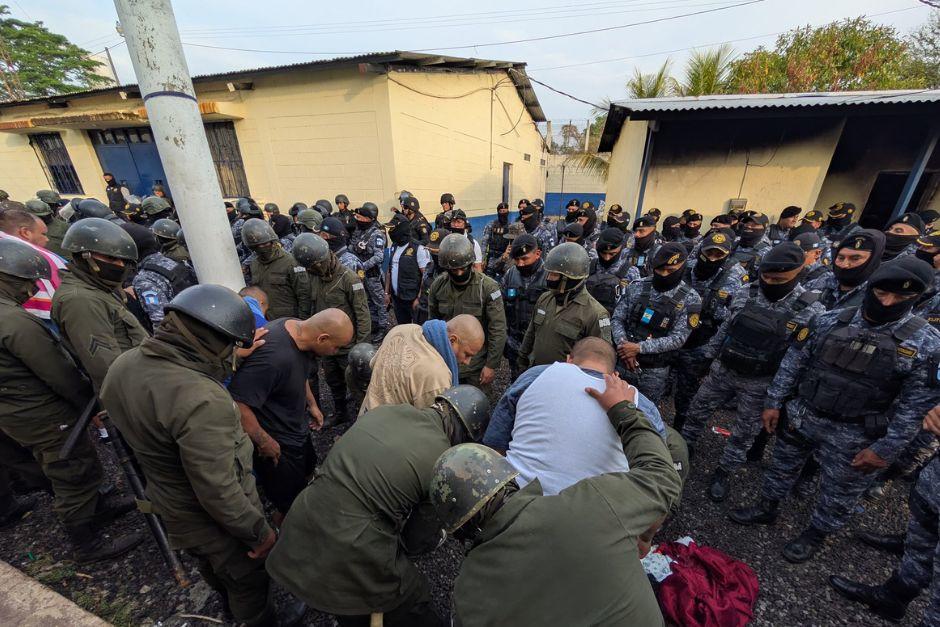 Los privados de libertad son revisados por las autoridades para evitar il&iacute;citos dentro del penal. (Foto: Ej&eacute;rcito de Guatemala)