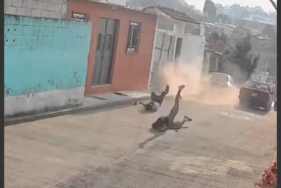 La motocicleta termin&oacute; impactando contra una puerta de l&aacute;mina. (Foto: captura de video)