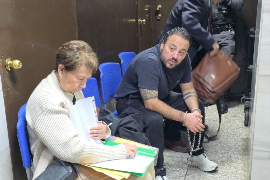 Pedro Duque, se&ntilde;alado por el MP de ser el l&iacute;der de una estructura que saque&oacute; Q20 millones del CHN, espera para comparecer en audiencia de primera declaraci&oacute;n. (Foto: Dulce Rivera/Soy502)