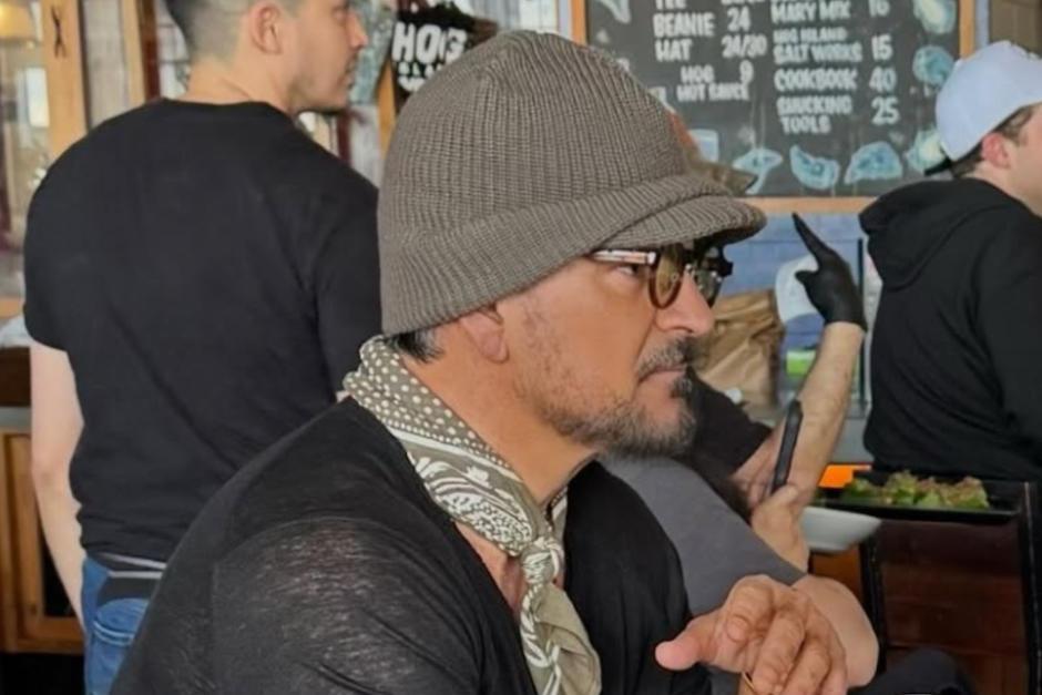 Ricardo Arjona hizo una especial invitaci&oacute;n a un paisano trabajador de un restaurante que visit&oacute;. (Foto: Instagram)