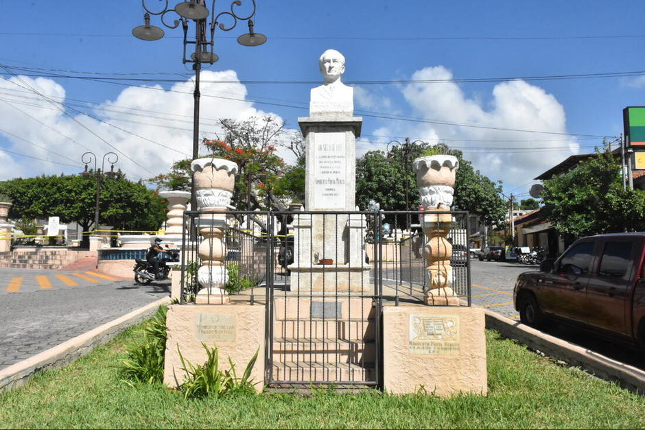 Como un homenaje al escritor y poeta se construy&oacute; un monumento en el parque 20 de Octubre.&nbsp;(Foto: Nehem&iacute;as Guti&eacute;rrez/Colaborador)