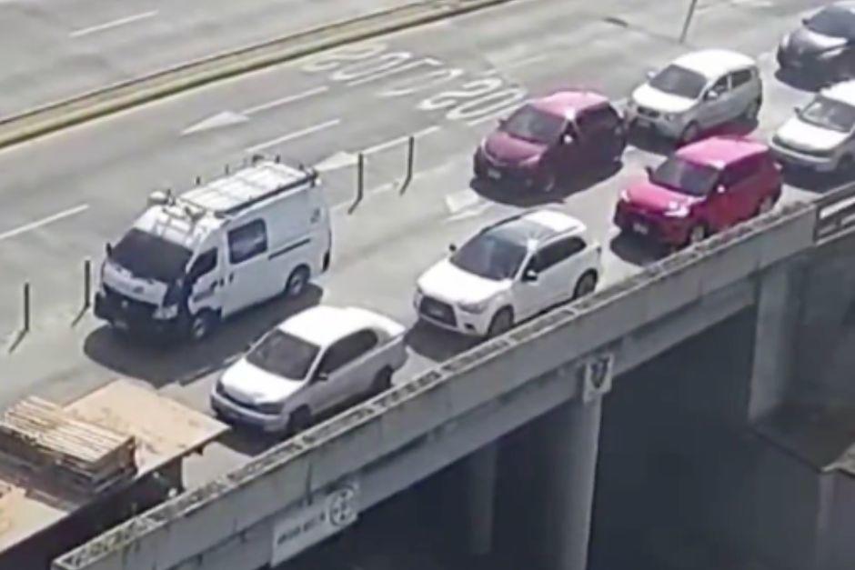El tr&aacute;nsito se ha visto afectado en distintos puntos de la ciudad. (Foto: Captura de video)