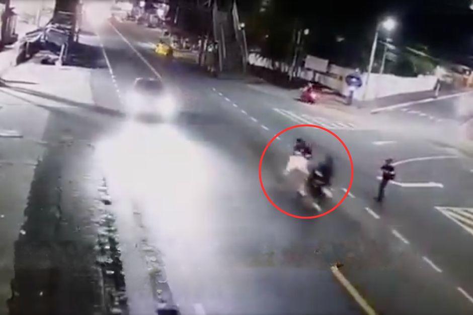 El peat&oacute;n evit&oacute; usar la pasarela y a pesar de haber corrido, provoc&oacute; un accidente en el que fue atropellado. (Foto: Captura de video)