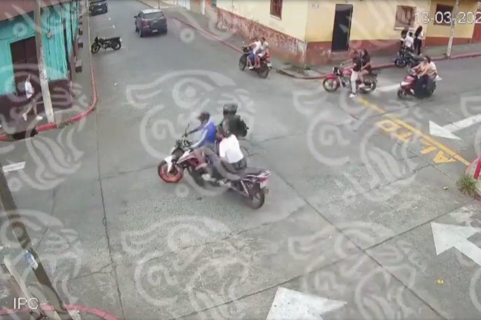 Un conductor que se pas&oacute; un alto provoc&oacute; un accidente en Escuintla. (Foto: Captura de video)