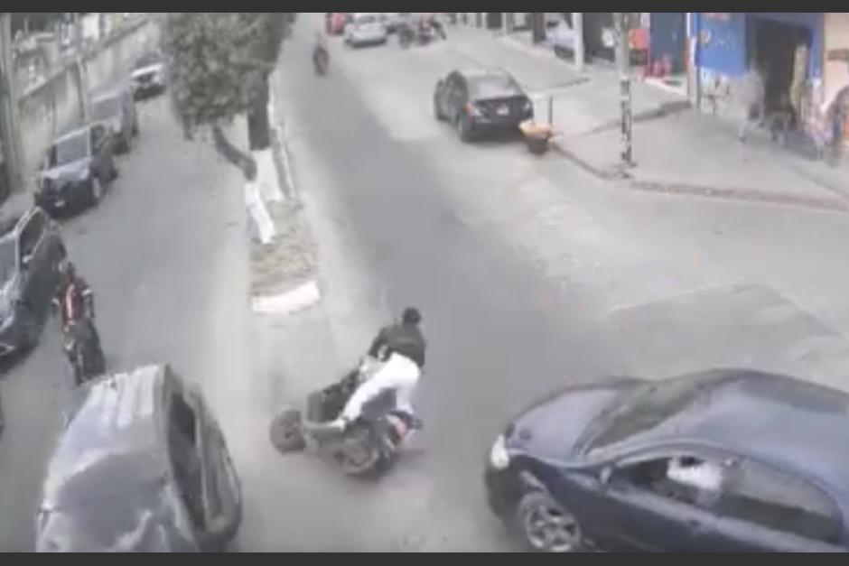 Uno de los conductores y su acompa&ntilde;ante quedaron sobre el asfalto. (Foto: captura de video)