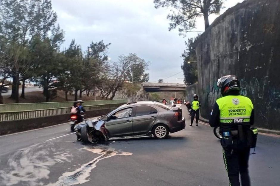 El percance dej&oacute; al veh&iacute;culo en medio de uno de los carriles de ingreso. (Foto: PMT Villa Nueva)