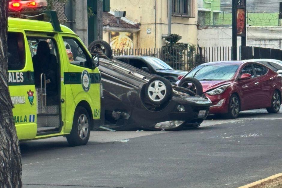 El autom&oacute;vil qued&oacute; volcado sobre la cinta asf&aacute;ltica, en la zona 9. (Foto: Redes sociales)