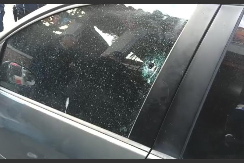 Socorristas encontraron el cuerpo dentro del auto. (Foto: captura de video)