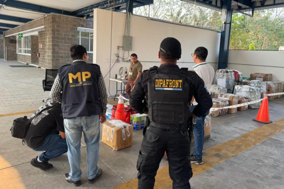 Al realizar la revisi&oacute;n de las cajas que trasladaban, identificaron&nbsp;40 cajas de cart&oacute;n donde escond&iacute;an los productos que intentaban ingresar al pa&iacute;s. (Foto: PNC)