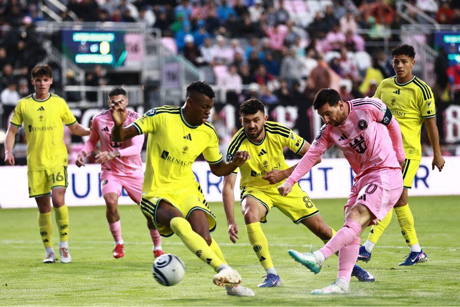 Con este remate cruzado el astro argentino alcanz&oacute; los 900 goles y adelant&oacute; a las garzas, que m&aacute;s adelante vieron frustrado el objetivo de la clasificaci&oacute;n. (FOTO: AFP)