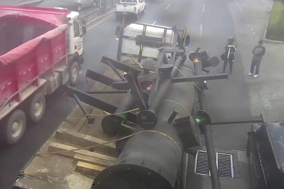 El incidente vial ha provocado la obstrucci&oacute;n de uno de los carriles. (Foto: Captura de video)