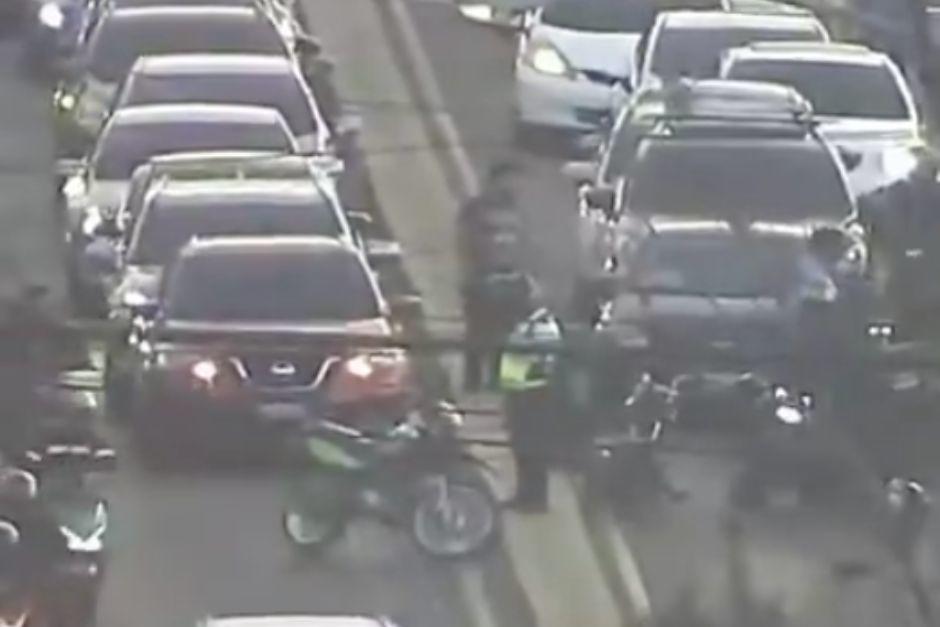 El tr&aacute;nsito est&aacute; siendo afectado tras la colisi&oacute;n. (Foto: Captura de video)