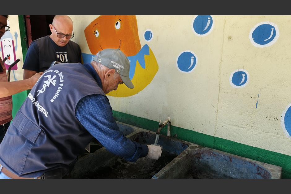Antonio Mazariegos, del centro de salud, toma las muestras de agua en la escuela del sector 8, de Villa Hermosa 1.&nbsp;(Foto: Edwards Morales/Colaborador)
