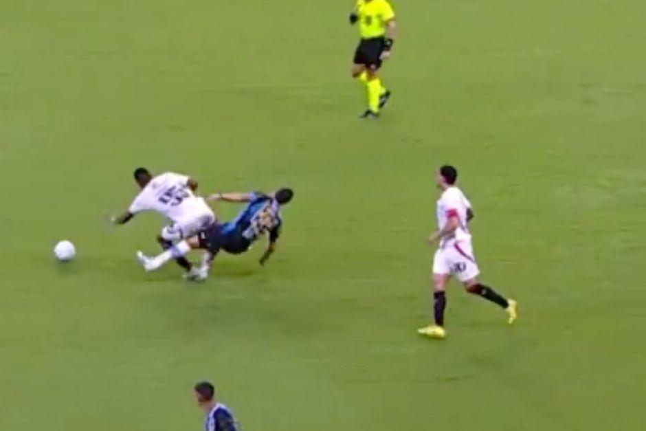 Marlon del Gremio disputaba el bal&oacute;n con un rival cuando sufri&oacute; la fractura. (Foto: Captura de video)