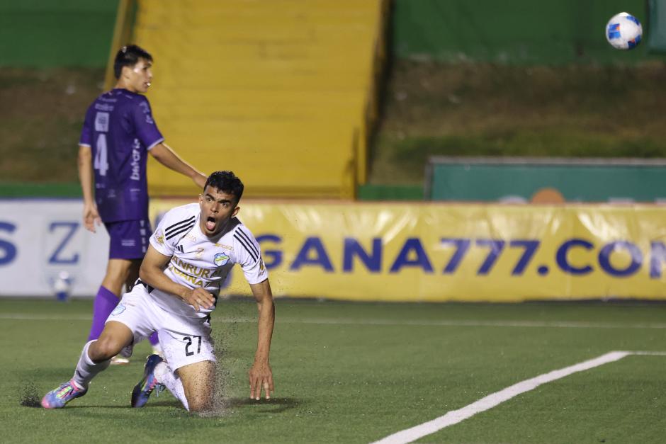 El mexicano Omar Duarte lamenta una acci&oacute;n ofensiva de los cremas. (Foto: Juan Manuel Mijangos / Nuestro Diario)