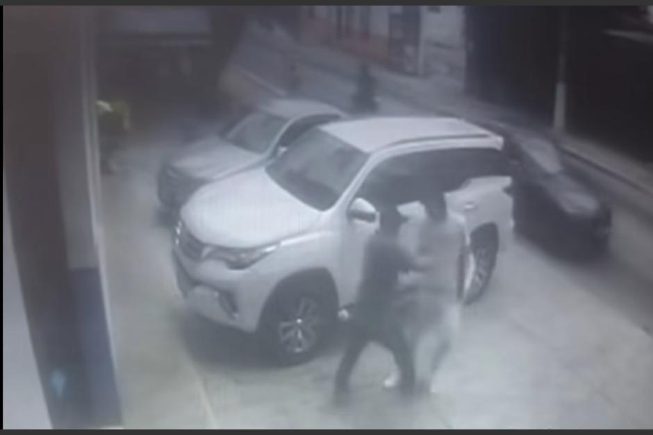 El auto fue robado por dos hombres armados. (Foto: captura de video)