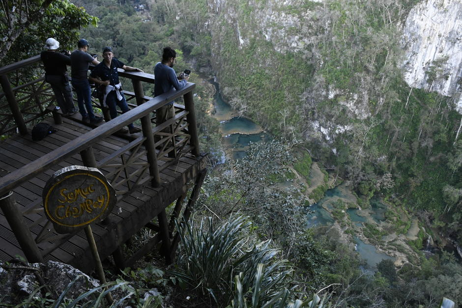 Gu&iacute;as comunitarios acompa&ntilde;an a visitantes durante los recorridos en Semuc Champey. (Foto: Archivo)