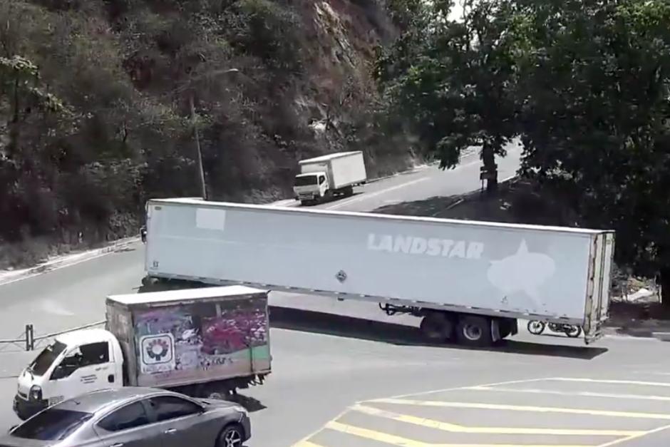 El tr&aacute;iler intenta subir la cuesta que conecta la Calzada La Paz y zona 17. (Foto: Captura de video)