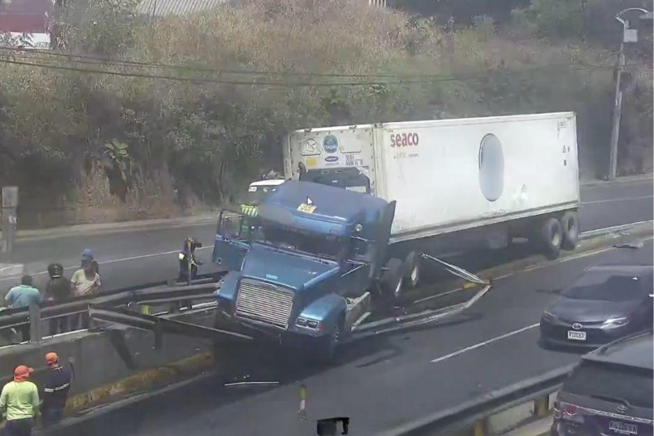 El transporte pesado derram&oacute; di&eacute;sel tras la colisi&oacute;n. (Foto: Captura de video)
