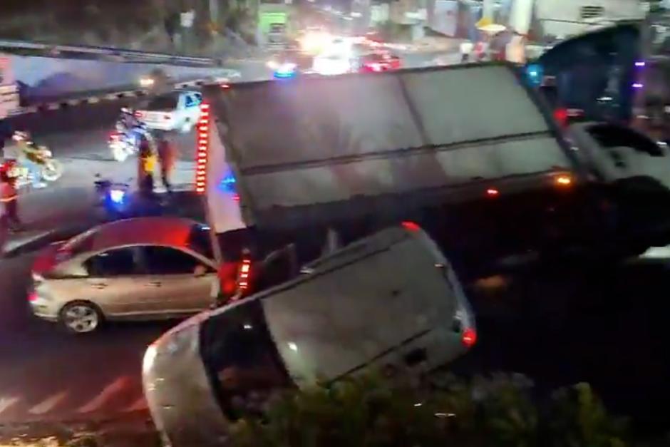 Debido a la gravedad del percance, se traslad&oacute; a una persona a un centro asistencial. (Foto: Captura de video)