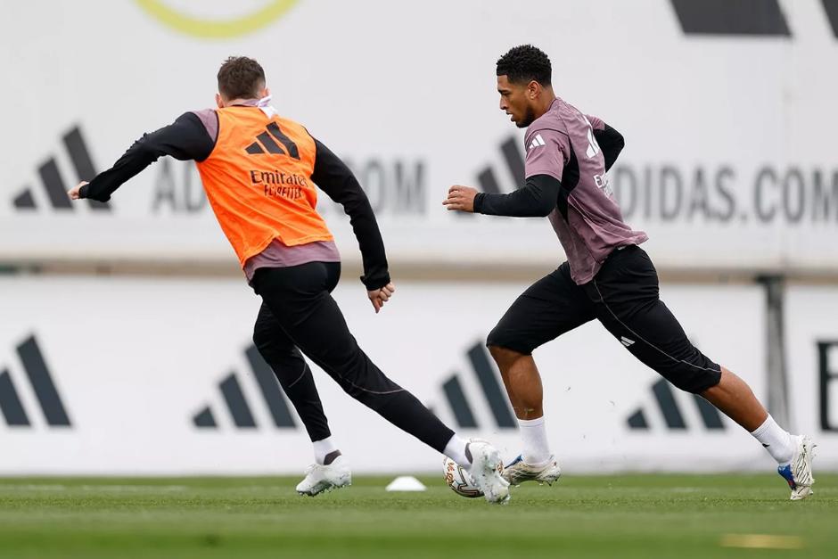 El mediocampista ingl&eacute;s ya estar&iacute;a recuperado de su lesi&oacute;n, complet&oacute; el &uacute;ltimo entreno y podr&iacute;a entrar en convocatoria para sumar minutos antes del par&oacute;n de selecciones. (Foto: Real Madrid)