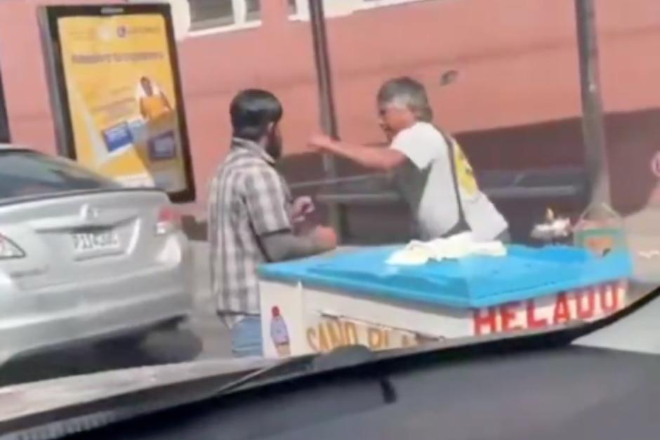 Las redes sociales se han encendido al ver que un hombre mayor y otro hombre se van a los golpes en medio de la calle. (Foto: Captura de video)