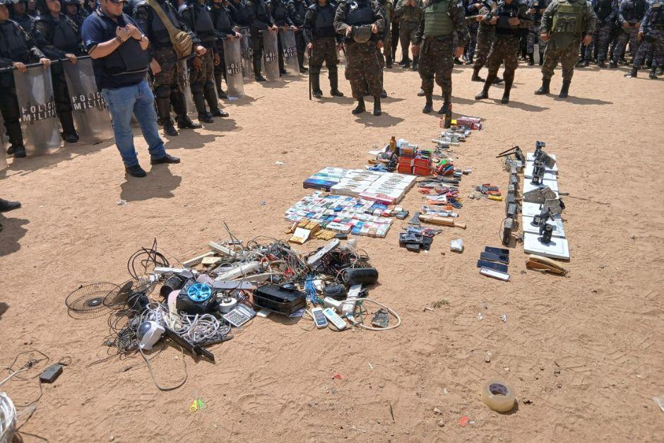 Las autoridades incautaron varios il&iacute;citos durante la requisa. (Foto: SP)