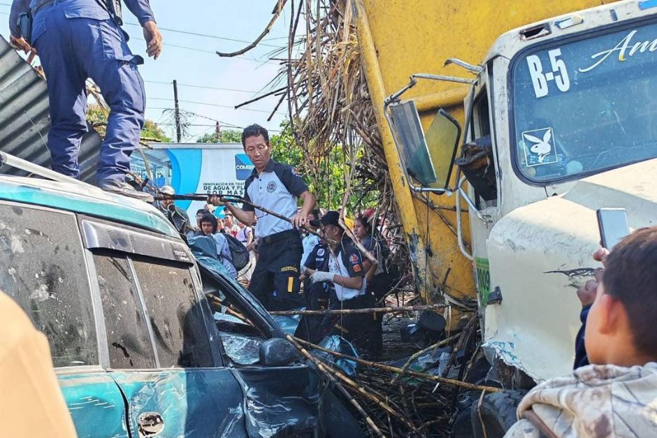 Un cami&oacute;n de carga se accident&oacute; y volc&oacute; sobre la cinta asf&aacute;ltica. (Foto: Bomberos Voluntarios)